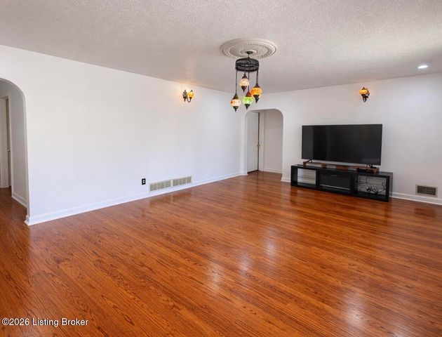 6806 Mariposa Dr, Louisville, KY 40214