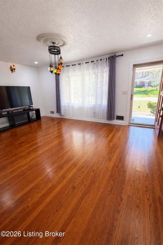 6806 Mariposa Dr, Louisville, KY 40214