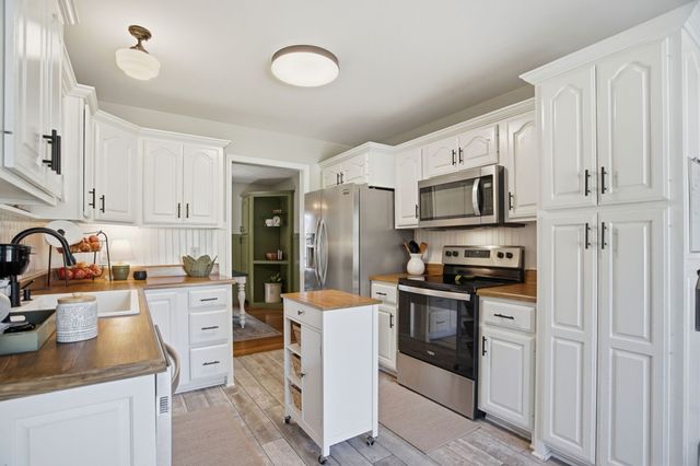1011 Adam Ct, Cottontown, TN 37048
