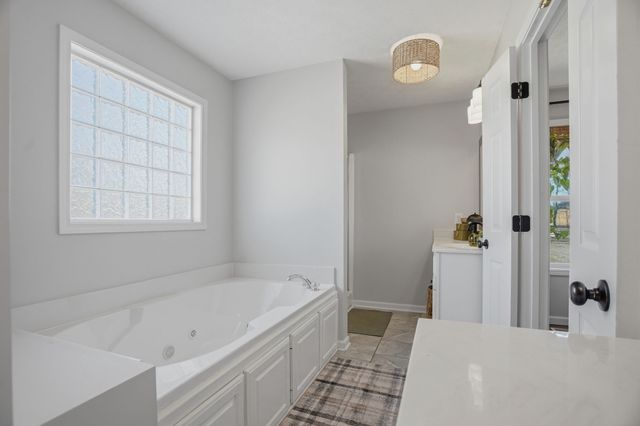 1011 Adam Ct, Cottontown, TN 37048
