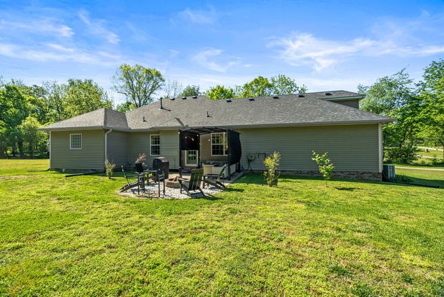 1011 Adam Ct, Cottontown, TN 37048