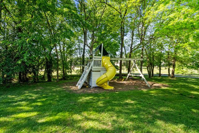 1011 Adam Ct, Cottontown, TN 37048