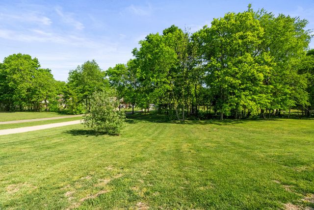 1011 Adam Ct, Cottontown, TN 37048