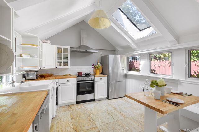 95 E Broadway, Roslyn, NY 11576