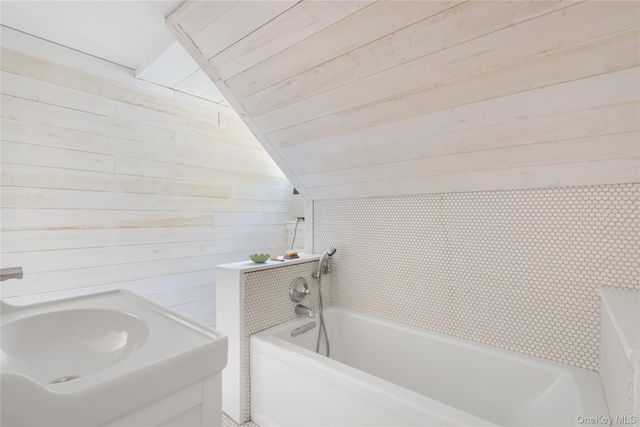 95 E Broadway, Roslyn, NY 11576