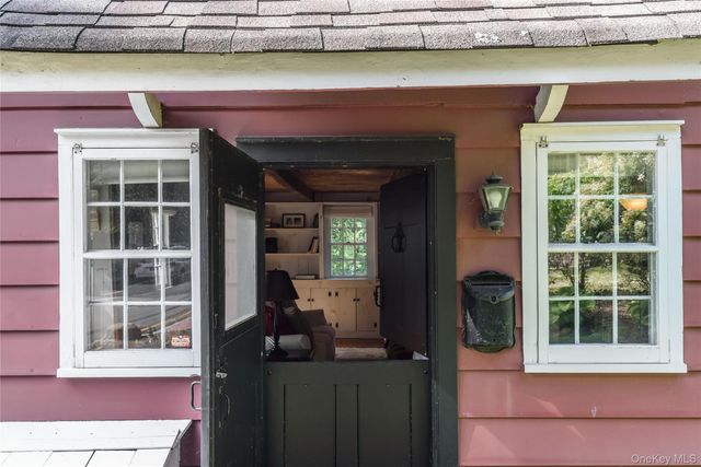 95 E Broadway, Roslyn, NY 11576