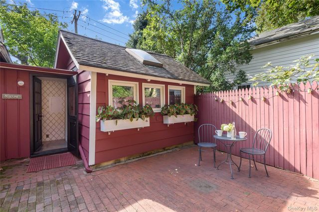 95 E Broadway, Roslyn, NY 11576