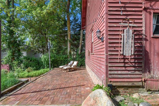 95 E Broadway, Roslyn, NY 11576