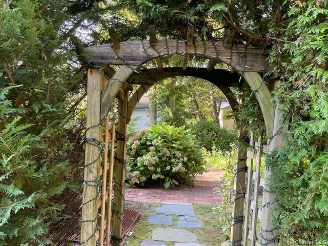 95 E Broadway, Roslyn, NY 11576