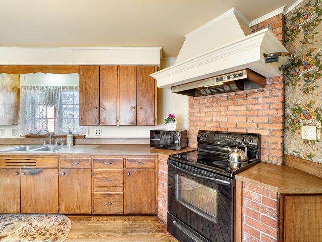 4230 Ewing Avenue N, Robbinsdale, MN 55422