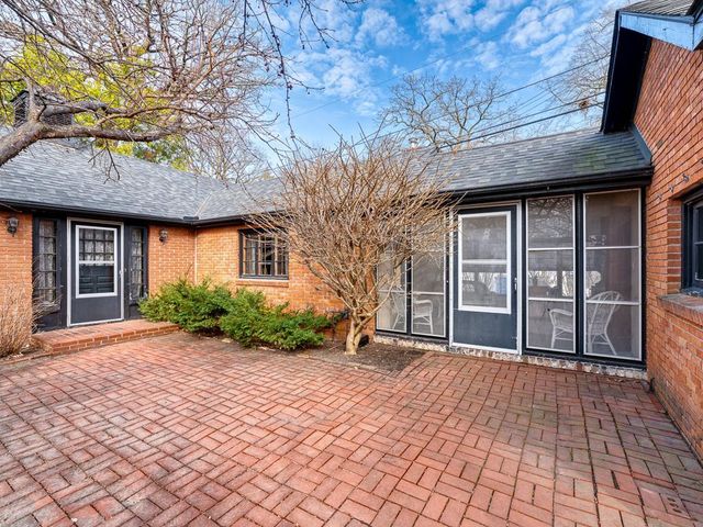 4230 Ewing Avenue N, Robbinsdale, MN 55422