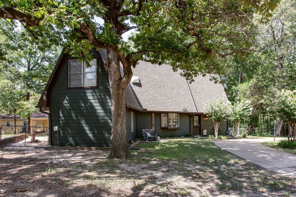 137 Oak Haven Drive, Gun Barrel City, TX 75156