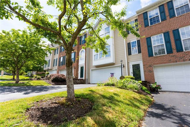 612 Village Green E Blvd, Adams Twp, PA 16046
