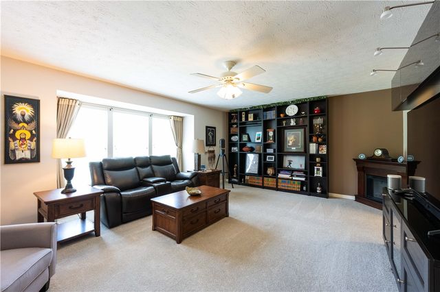 612 Village Green E Blvd, Adams Twp, PA 16046