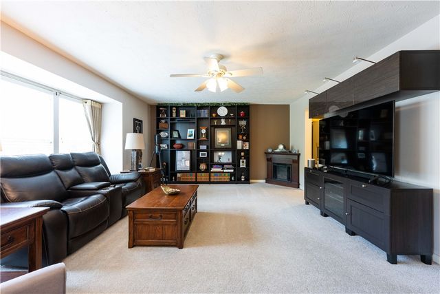 612 Village Green E Blvd, Adams Twp, PA 16046