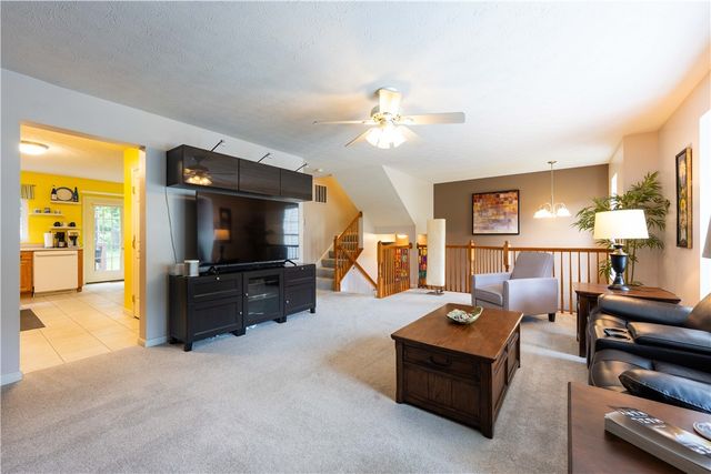 612 Village Green E Blvd, Adams Twp, PA 16046