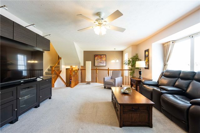 612 Village Green E Blvd, Adams Twp, PA 16046