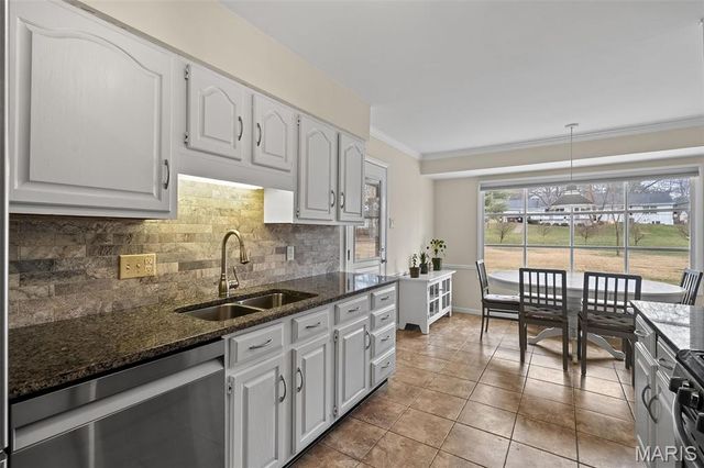 2046 Willow Leaf Drive, St Louis, MO 63131