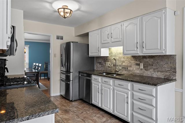 2046 Willow Leaf Drive, St Louis, MO 63131