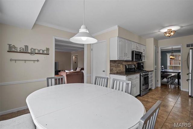 2046 Willow Leaf Drive, St Louis, MO 63131