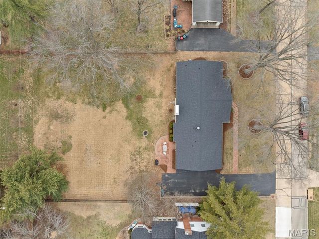 2046 Willow Leaf Drive, St Louis, MO 63131