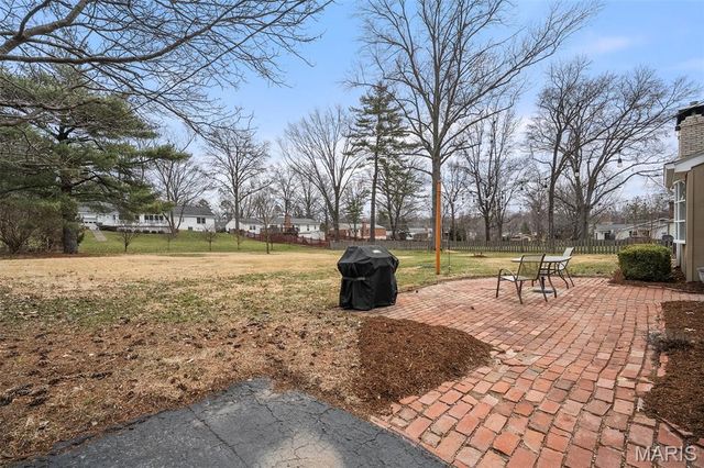 2046 Willow Leaf Drive, St Louis, MO 63131