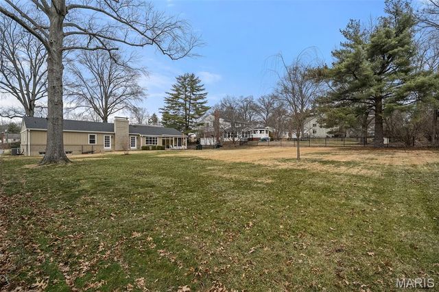 2046 Willow Leaf Drive, St Louis, MO 63131