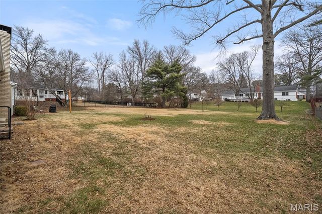 2046 Willow Leaf Drive, St Louis, MO 63131