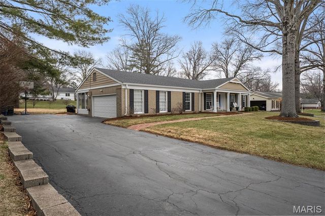 2046 Willow Leaf Drive, St Louis, MO 63131