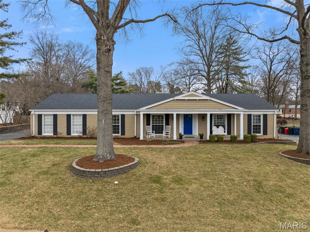 2046 Willow Leaf Drive, St Louis, MO 63131