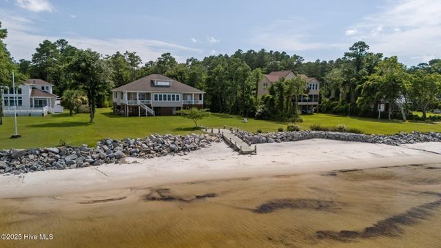 522 Sandy Point Drive, Beaufort, NC 28516