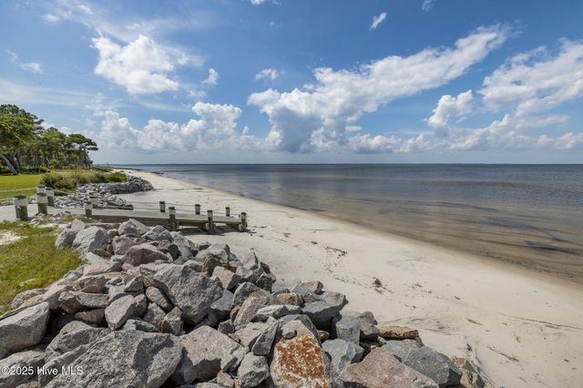 522 Sandy Point Drive, Beaufort, NC 28516