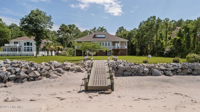 522 Sandy Point Drive, Beaufort, NC 28516