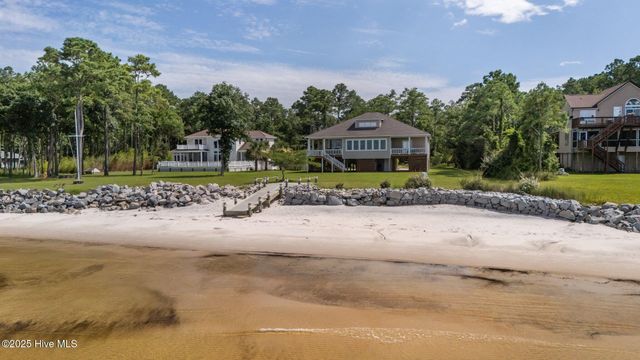 522 Sandy Point Drive, Beaufort, NC 28516