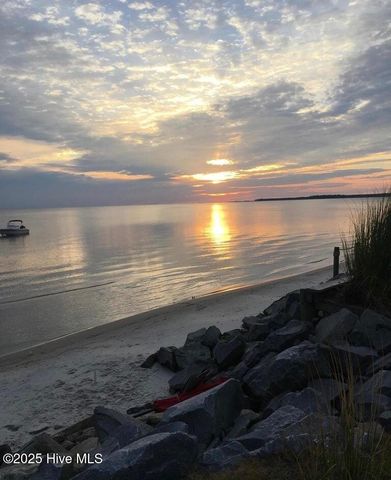 522 Sandy Point Drive, Beaufort, NC 28516