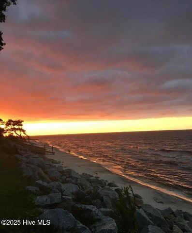 522 Sandy Point Drive, Beaufort, NC 28516
