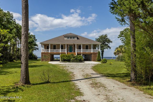 522 Sandy Point Drive, Beaufort, NC 28516