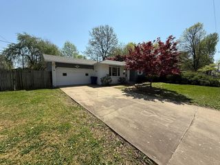 1208 South Cedarbrook Avenue, Springfield, MO 65804