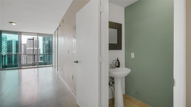 90 SW 3rd St 3003, Miami, FL 33130