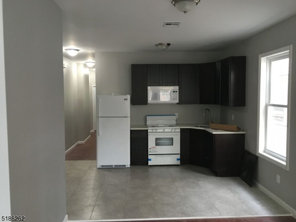 84 N Park St 4, East Orange City, NJ 07017 — photo 4