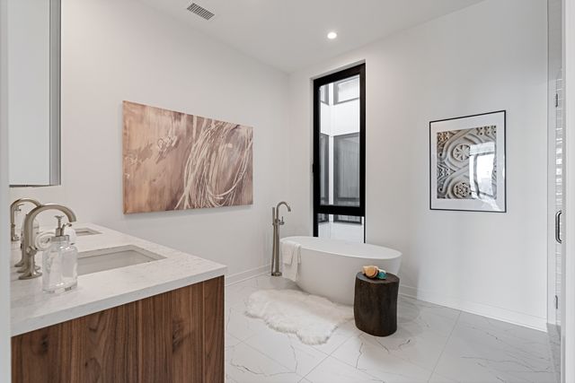 1340 W Chestnut Street 401, Chicago, IL 60642