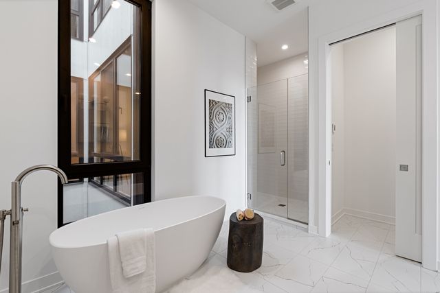 1340 W Chestnut Street 401, Chicago, IL 60642