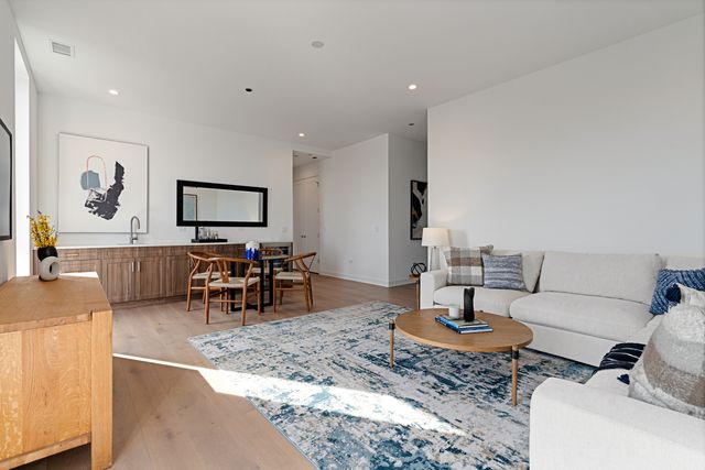 1340 W Chestnut Street 401, Chicago, IL 60642