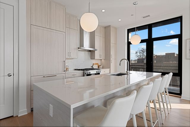 1340 W Chestnut Street 401, Chicago, IL 60642