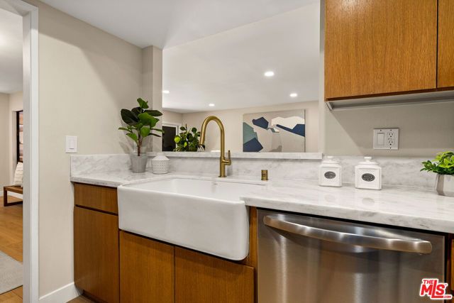 4542 Willis Avenue 206, Sherman Oaks, CA 91403