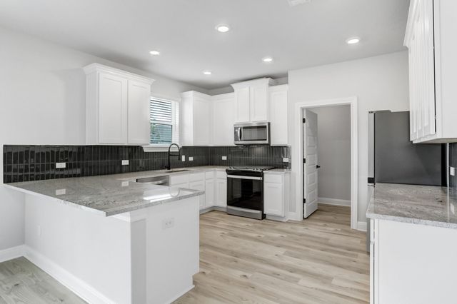 120 Periwinkle LN, Bastrop, TX 78602