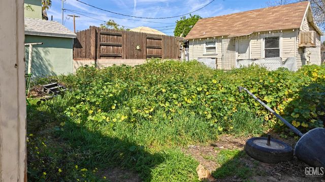 112 E Belle Avenue, Bakersfield, CA 93308