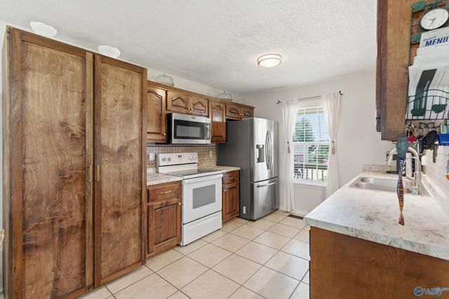 49 School House Road, Albertville, AL 35950