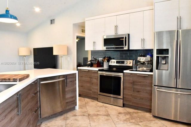 10205 SW 12th St, Pembroke Pines, FL 33025