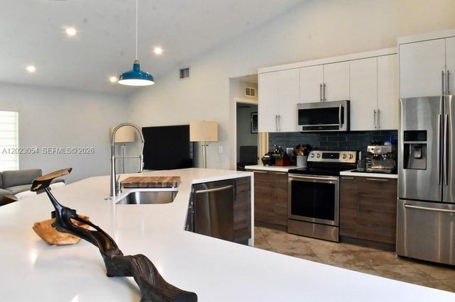 10205 SW 12th St, Pembroke Pines, FL 33025
